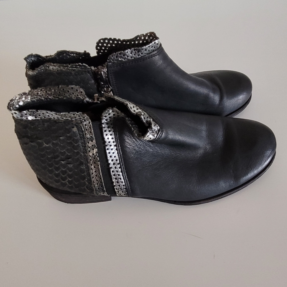 Felmini moto biker side zipper leather black & metallic ankle booties